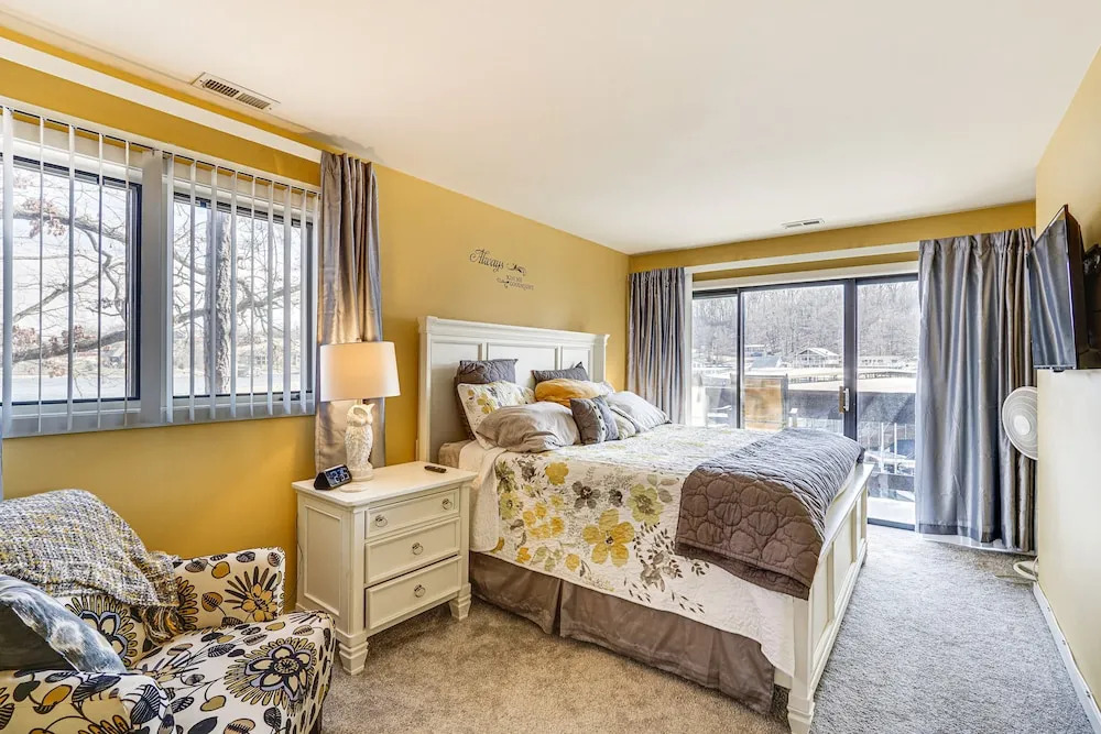 Lakefront Condo w/ Resort Amenities in Osage Beach