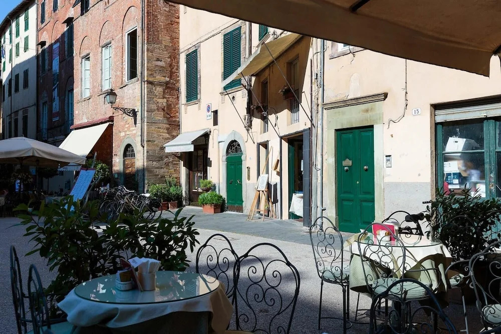 Casa Arias in Lucca With 2 Bedrooms and 1 Bathrooms