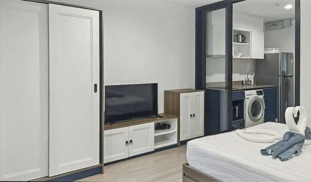 The Base - New Studio Great Location, Shared Pool