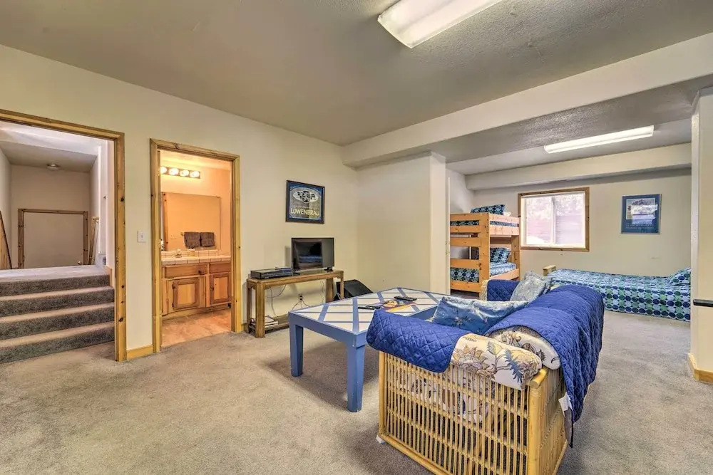 < 8 Mi to Donner Lake: Home w/ Deck + Balcony!