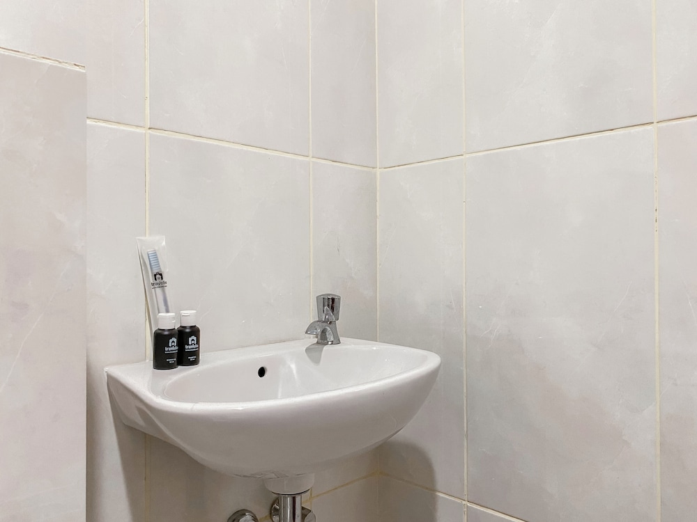 Warm And Minimalist 1Br Without Living Room Grand Kamala Lagoon Apartment