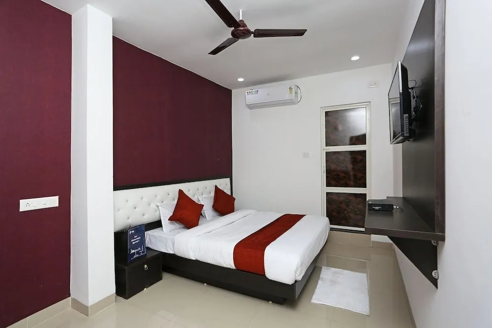 OYO 10718 White Oak Hotel