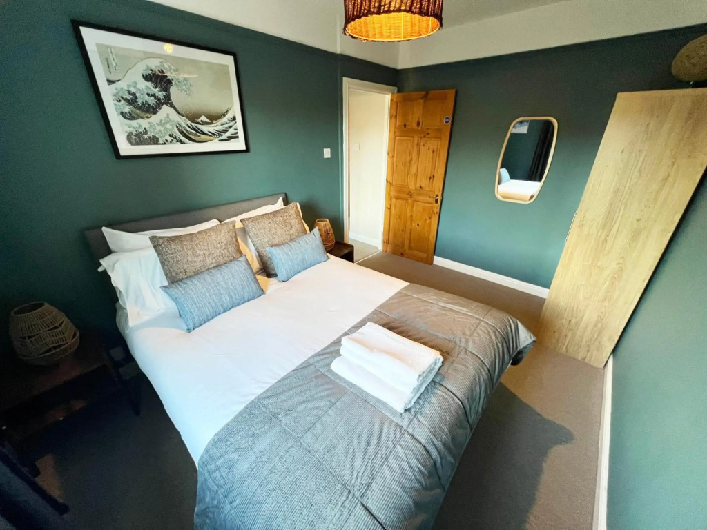 Recently Refurbished 3 Bedroom Home with Parking - Perfect for Longstays - Sleeps 8