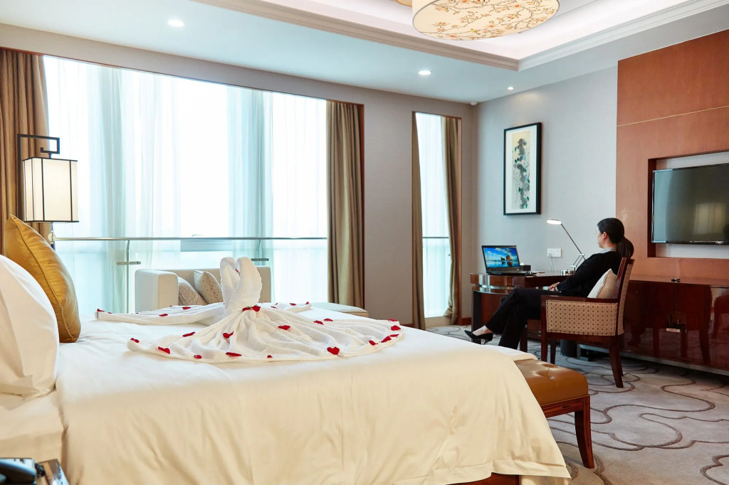The Thousand Lantern Lake Hotel