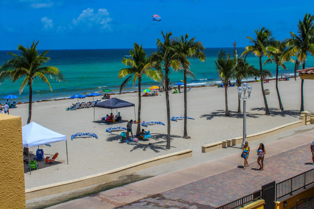 Hollywood Sands Resort
