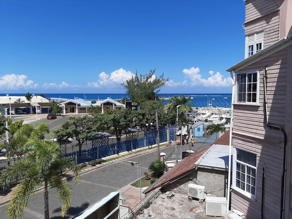 FISHERMANs POINT BEACH-FRONT CONDOMANIA