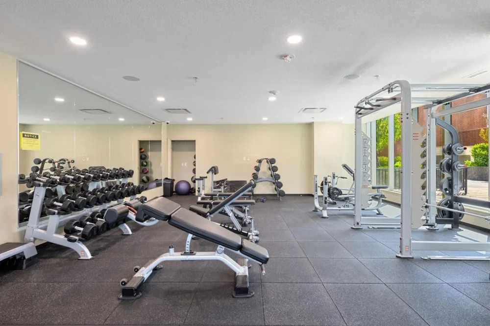 Modern DT Condo Balcony Parking Gym Hot Tub