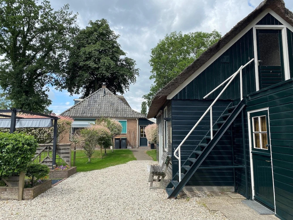 Cottage in Dwarsgracht near Giethoorn