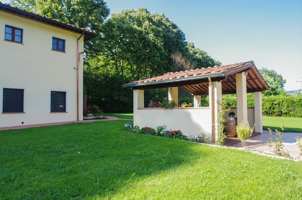 CASALE LA FATA -tipico toscano immerso nelle colline tra Lucca e Versilia, 6 appartamenti indipendenti