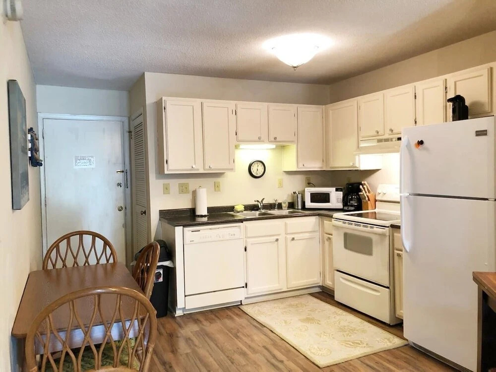 Coastal Fun In The Sun 2 Bedroom Condo