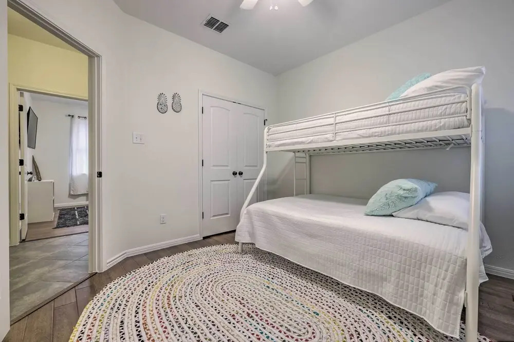 Gorgeous Luxury Home With Hot Tub Just 3 Miles to Dtwn