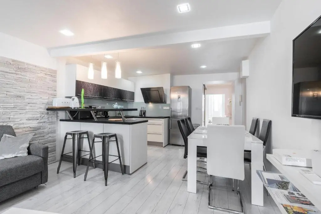 Amazing 3 Bdrs And Garden Place du Pin Parking !
