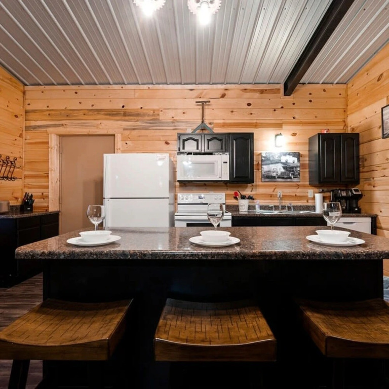 Modern Cabin in Broken Bow w Hot Tub Firepit