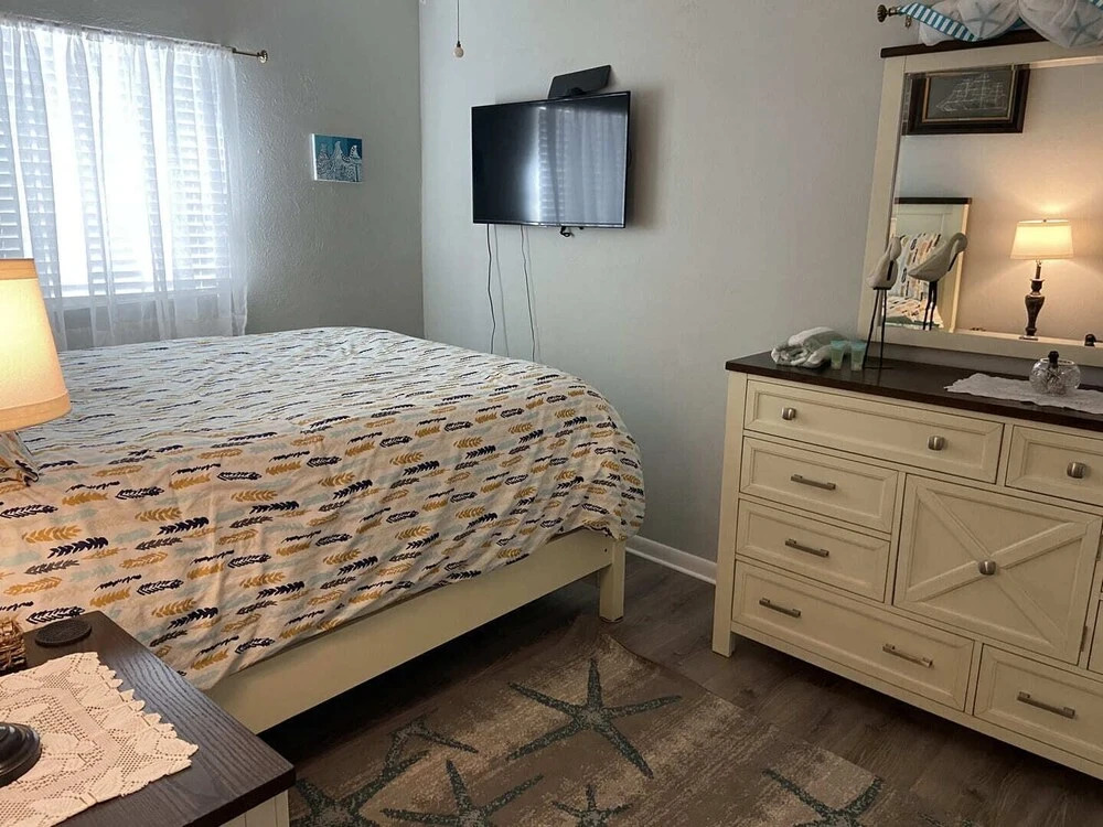 Hibiscus Breeze - Newly Renovated 3 BR Home - Shared Hot Tub