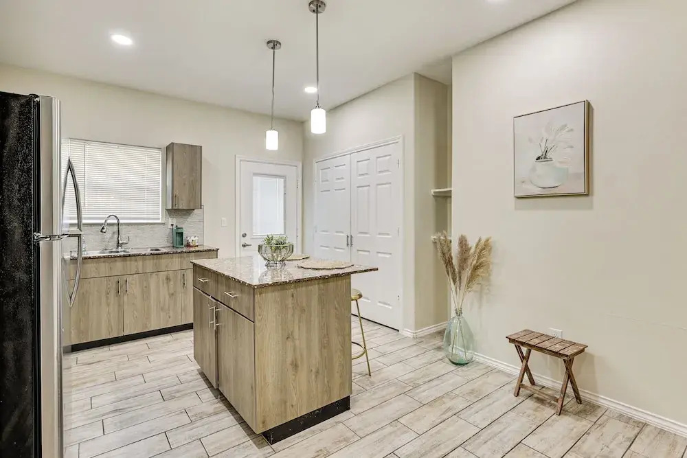 2 Mi to DHR Health: Commuter-friendly Pharr Apt