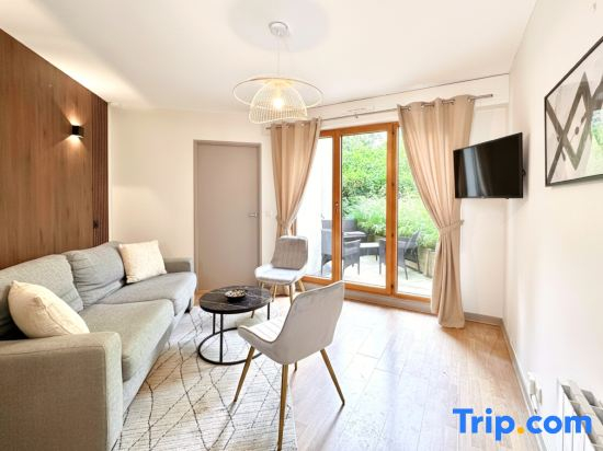 Porte de Versailles studio with terrace