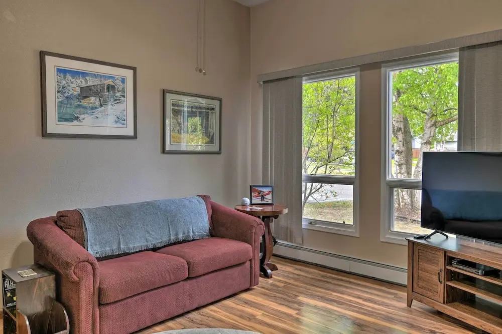 8 Mi to Dtwn Achorage! Home w/ Pet-friendly Yard