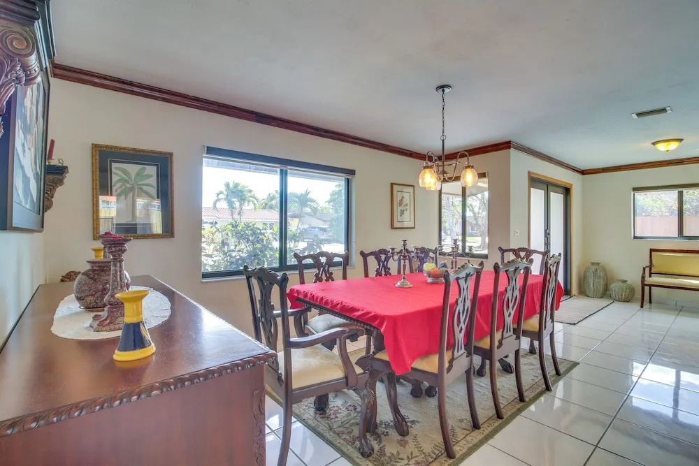 Group-friendly Miami Getaway 2 Mi to FIU