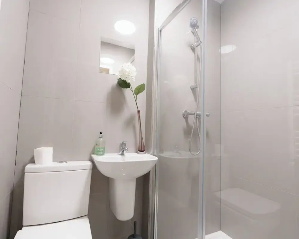 D'luxe 5-bed House - Sleeps 12 & Private Parking