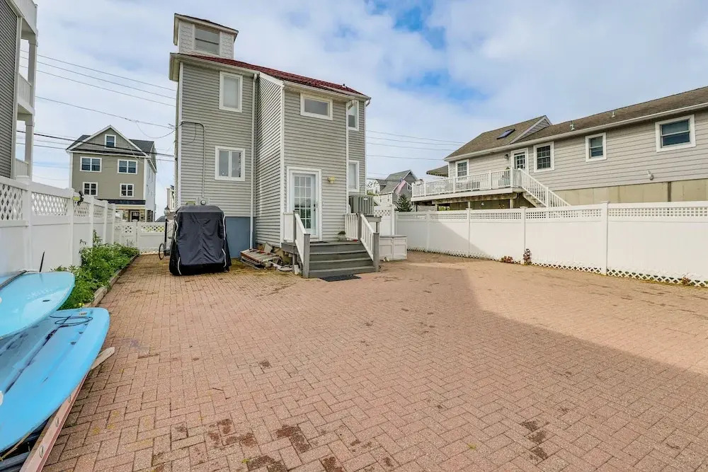Bright Milford Beach House w/ Outdoor Shower
