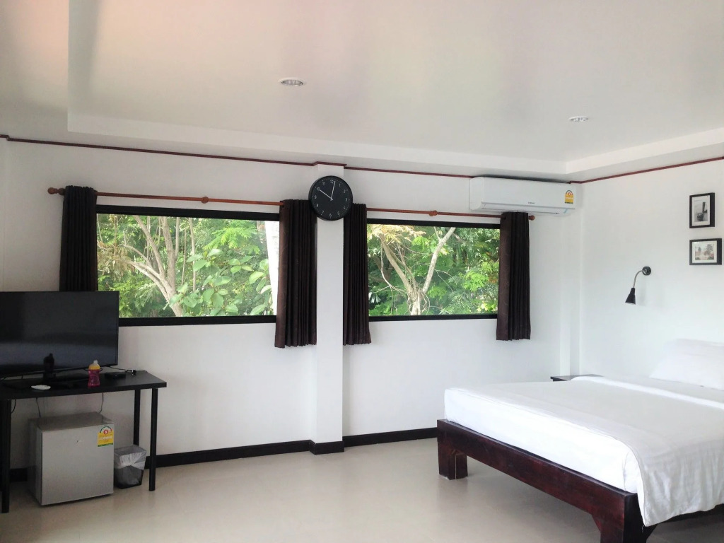 The Reef Hotel & Studios
