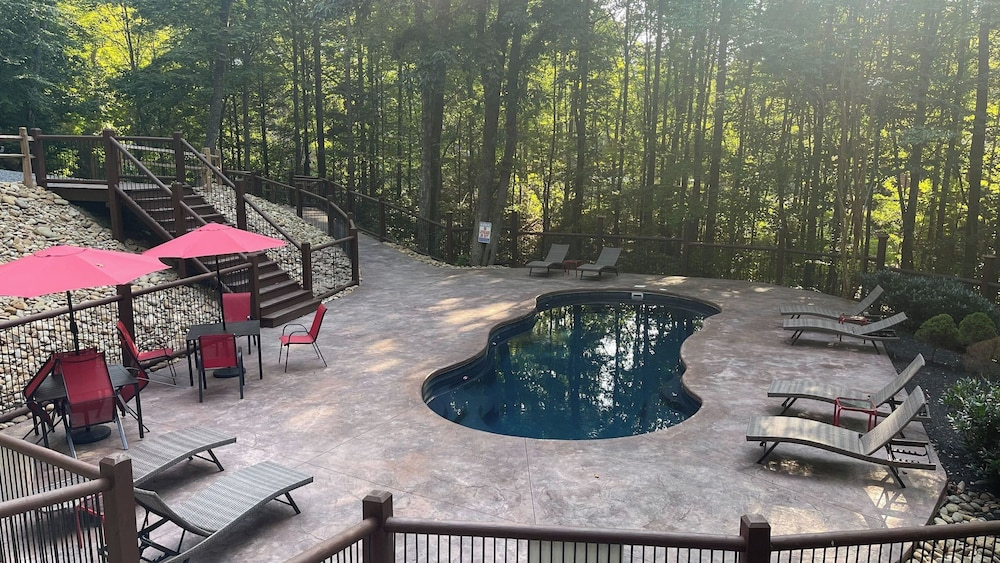 Misty Mountain by Avantstay Hot Tub, Mountain Views, Theater, Pool Table