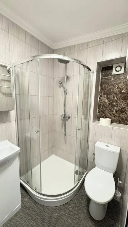 Luxurious West London Retreat With Hot Tubs & Easy Access to Central London