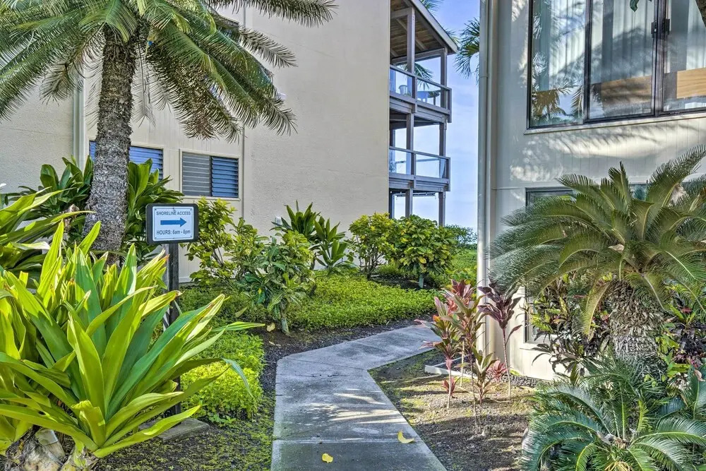 Airy Oceanfront Kailua-kona Gem w/ Community Pool