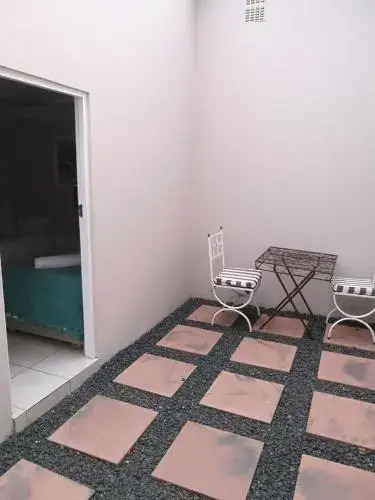 12A Oyster Crescent