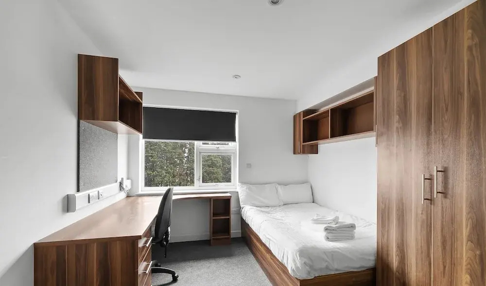 8 Bed Apartment @ Derriford Stays by Pureserviced