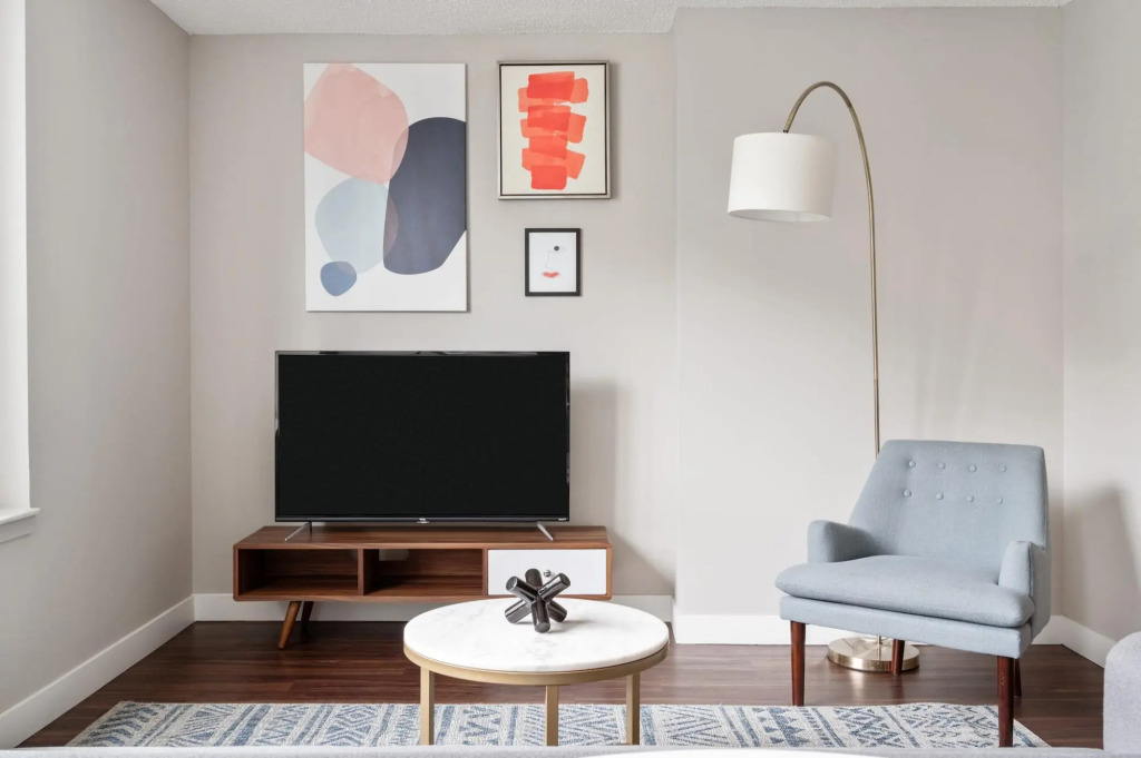 Chicago | Remote Work Friendly Studio w Full Kitchen