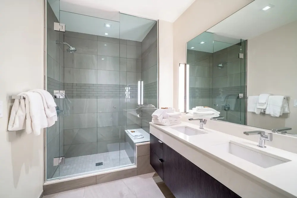 New Listing! Designer Ski-in/ski-out W/ Pool & Gym 3 Bedroom Condo