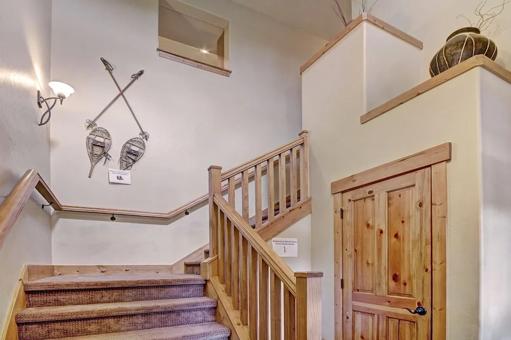 Vaulted Ceilings+rustic Luxury 2 Blocks To Main St- Sleeps 6 2 Bedroom Townhouse by RedAwning