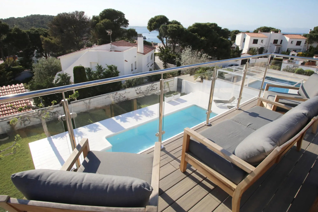 Sabina in L'Escala with 6 bedrooms and 3 bathrooms