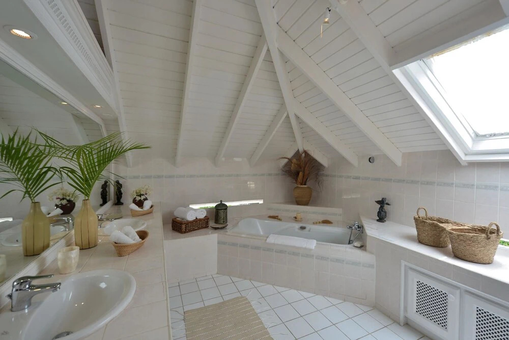 Tropical Villa w/ Pool in Exclusive Enclave, AC, Free Wifi, Pool, Concierge Service, Near Beach!