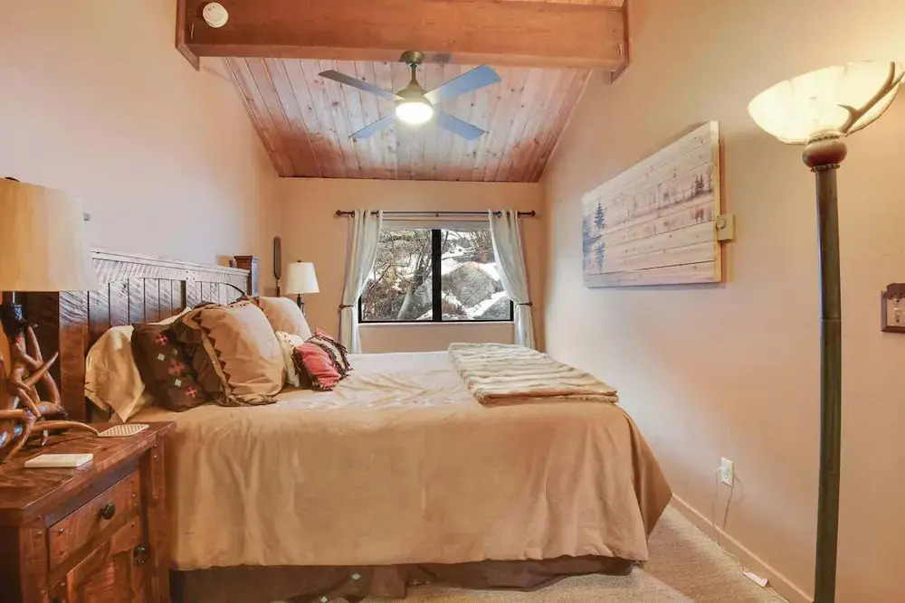 North Lake Tahoe Alpine Retreat 5 Min to Skiing!