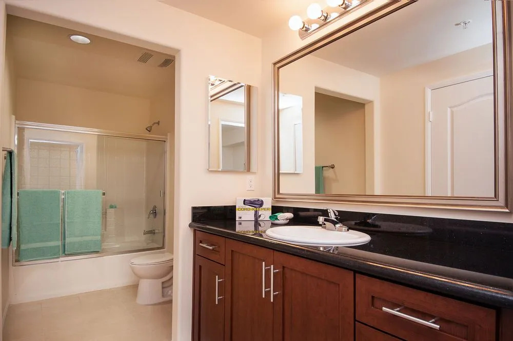 Sunshine Suites at 909 West Temple Street