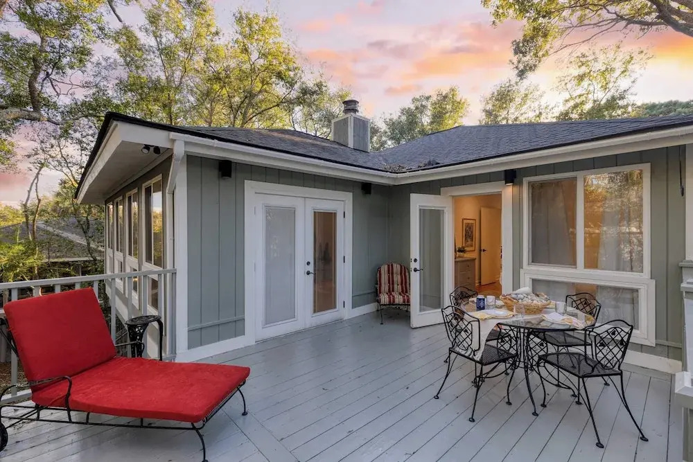 Conch Cottage by Avantstay Walk to Beach, Deck, Fireplace, Outdoor Dining
