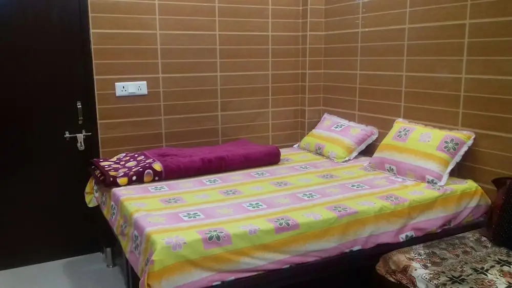 Posh, Nice Foreigner Area Lajpat Ngar Luxury Room