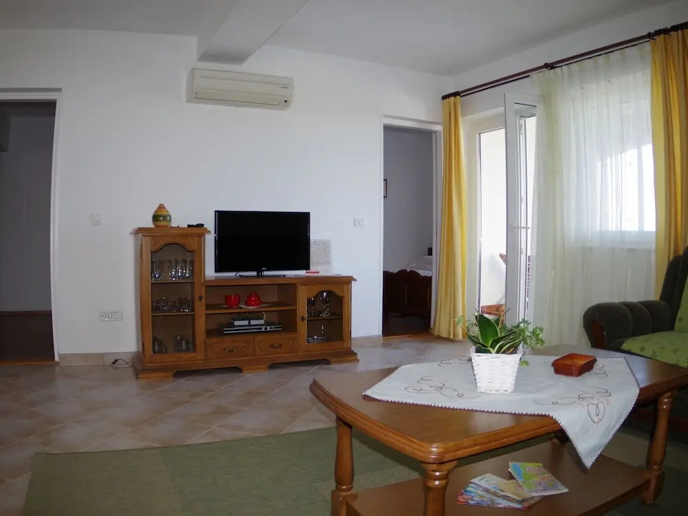 Quaint Apartment with Garden in Pula