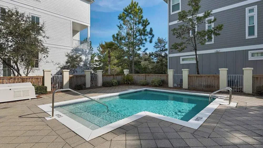 Sleeps 8; Community Pool, 5 Minute Walk to Beach Access