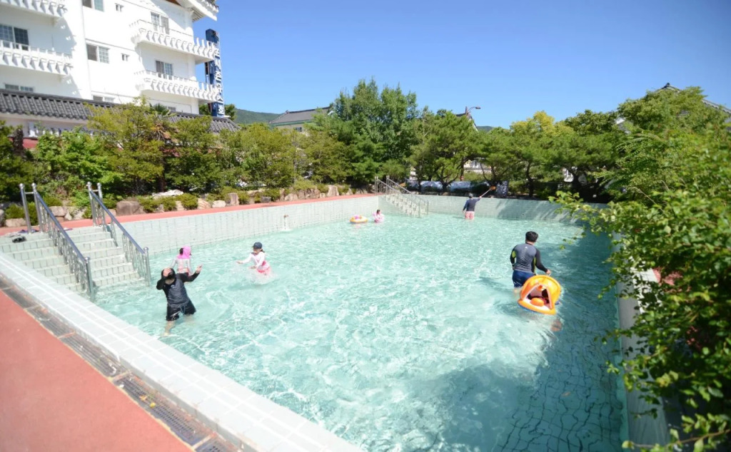 Four Season Youth Hostel