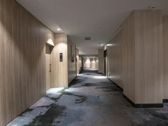 H Hotels (Xingyi Jichang Avenue)