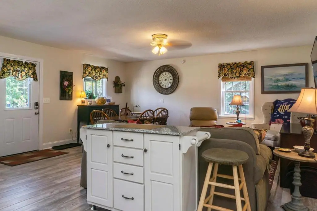 Cottage Breeze by Oak Island Accommodations