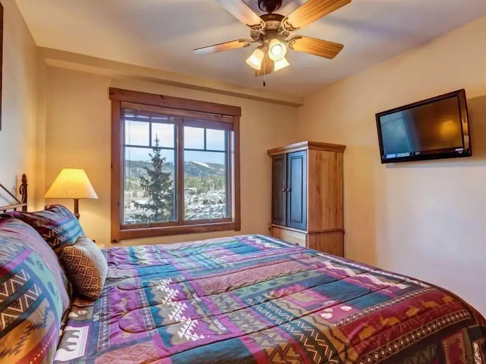 Luxury 1 Bedroom Mountain Vacation Rental in Breckenridge With Access to a Hot Tub and Heated Garage Parking