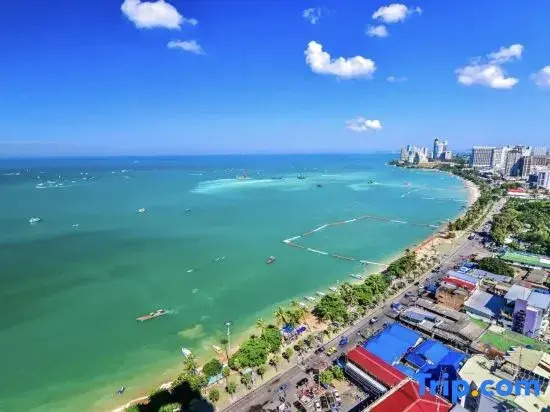 Jomtien Sands Residence - Beachfront, Relax & Amazing Seafood Dining