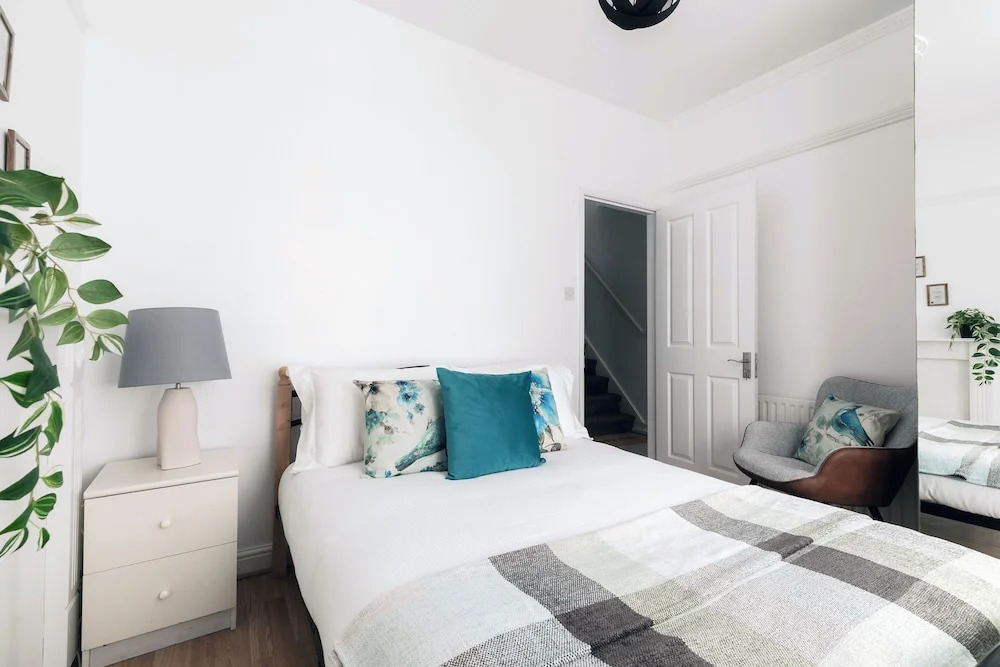 4 Bed House - Sleeps 6 - Garden, Pets, Wifi