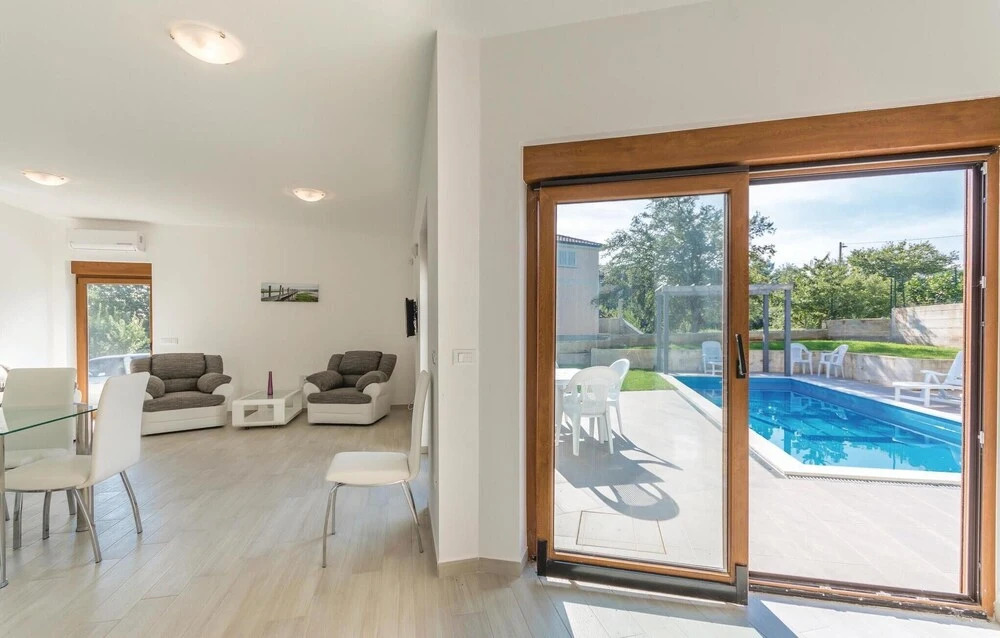 Beautiful Home in Buici With Wifi and 4 Bedrooms