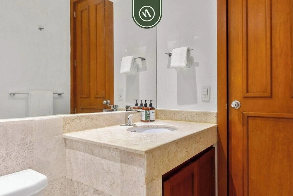 Stylish 2 BR Condo - Pools - Golf - Membership