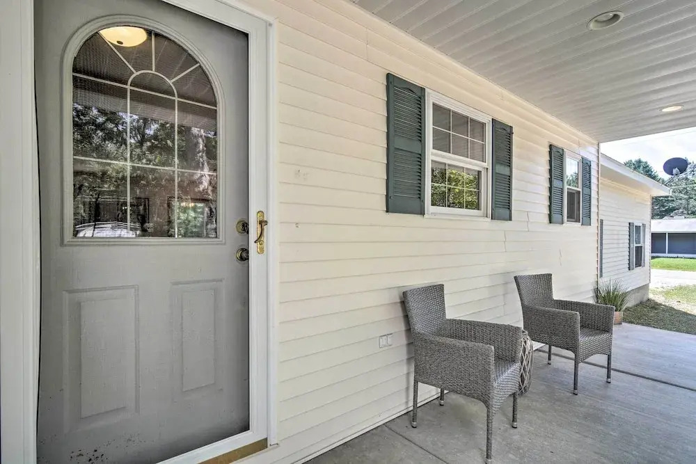 Upscale Family Cottage < 1 Mi to Higgins Lake
